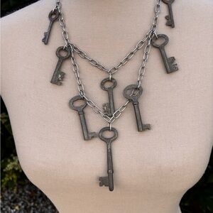 Antique-Style skeleton Key Charm Multi-Layer Necklace in Aged Silver, om